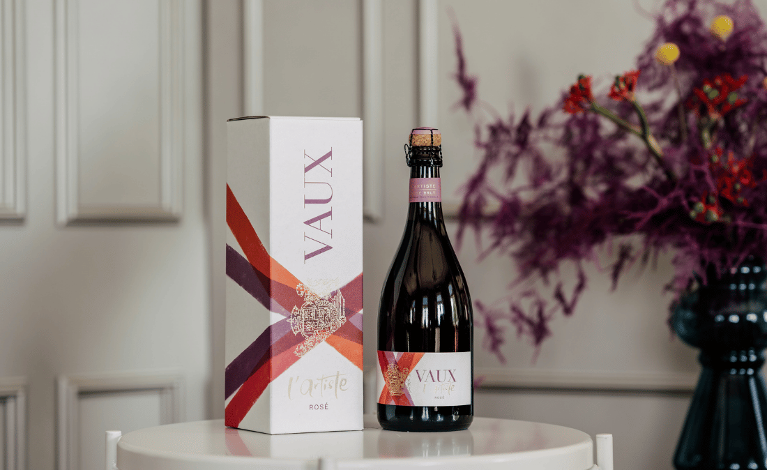 Eine Flasche l´Artiste Rosé mit passenden Geschenkkarton