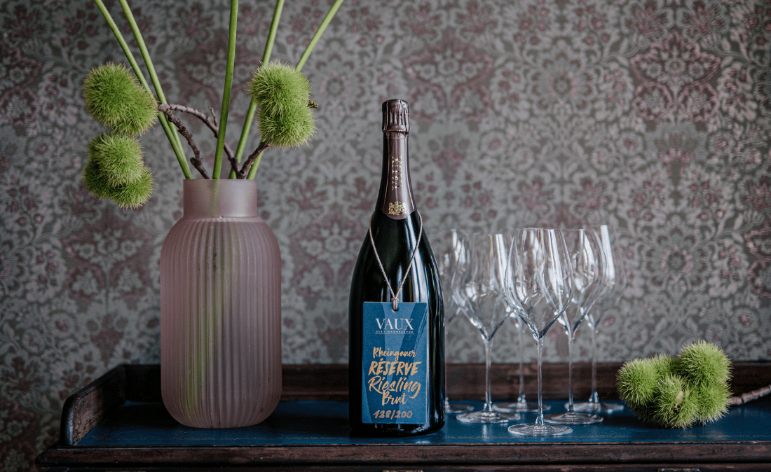 Eine Flasche Reserve Magnum mit vier Sektgläsern