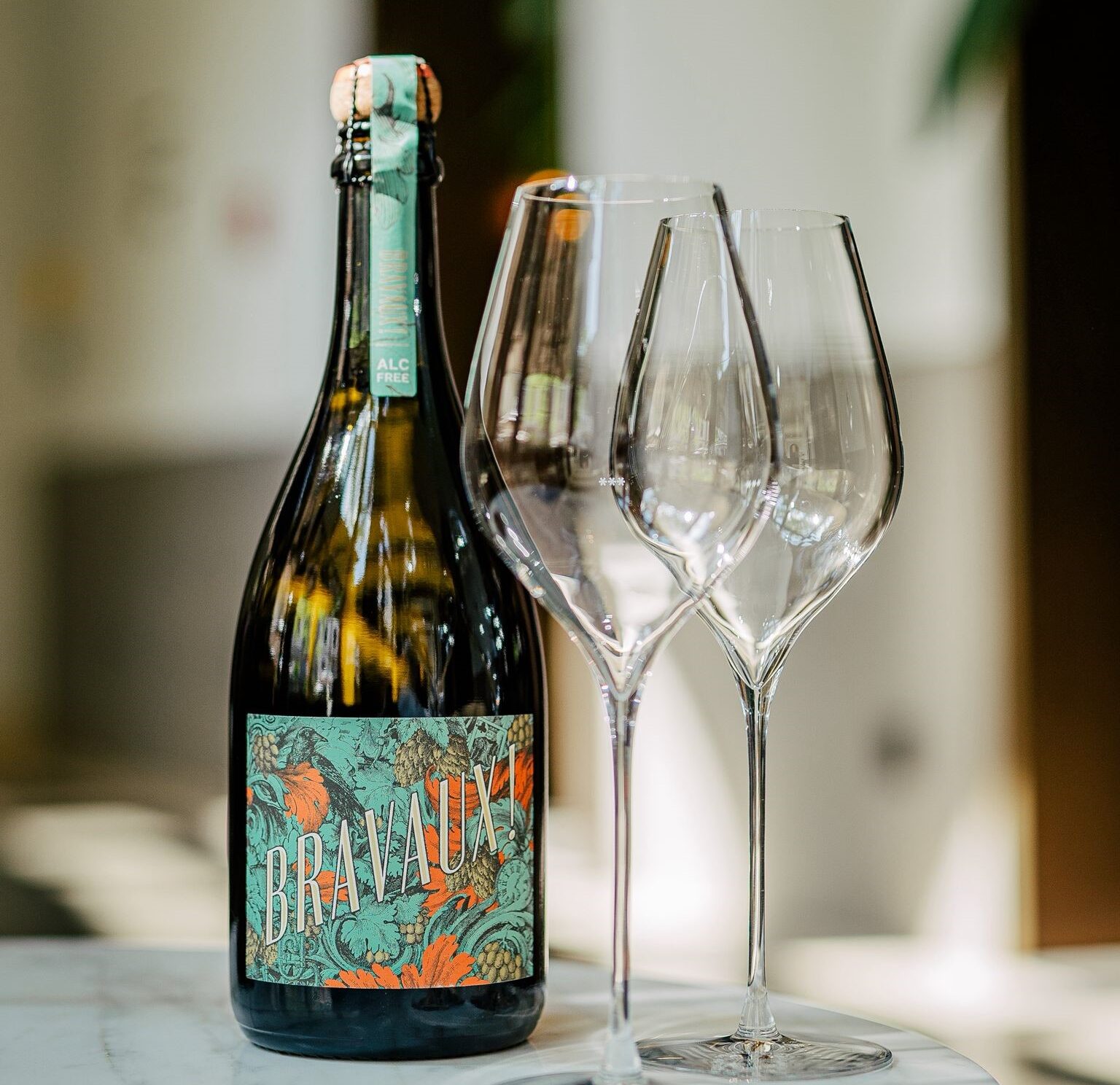 Eine Flasche Bravaux mit zwei Gläsern