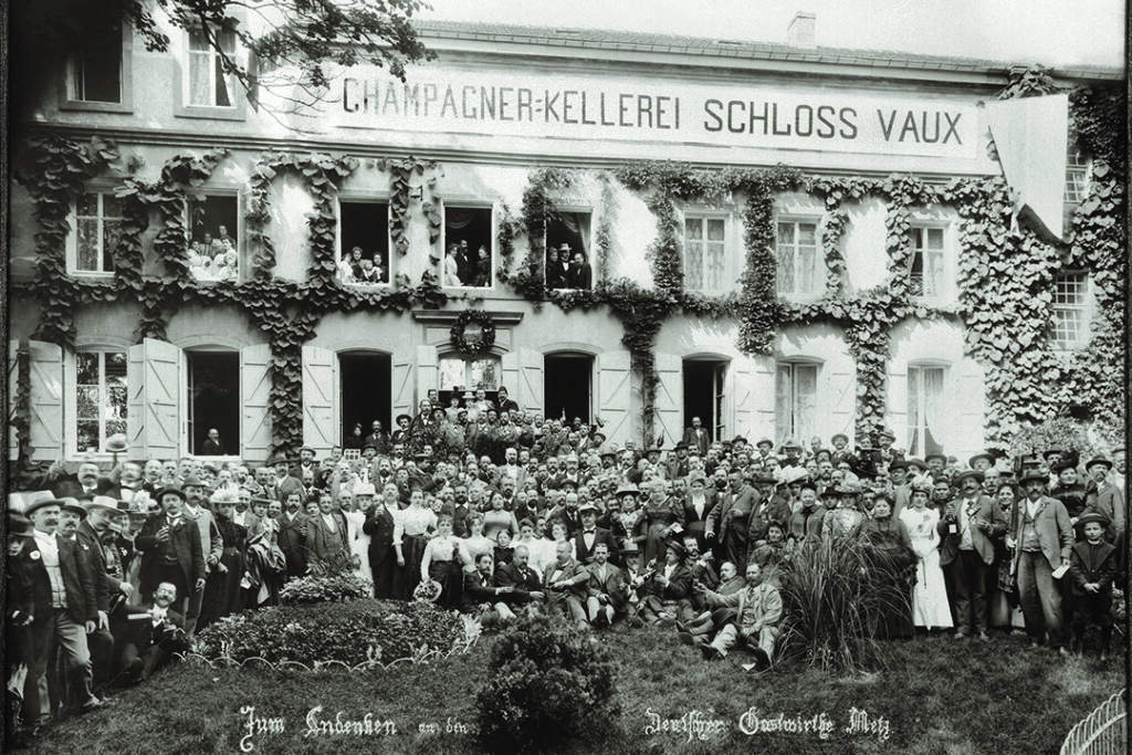 Historische Aufnahme von einem Gebäude von Schloss Vaux. Vor, sowie in dem Gebäude