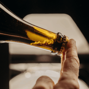 Eine FLasche mit Kronkorken an dem Hals sich die Hefe sammelt